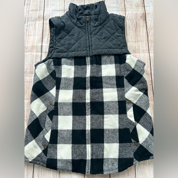 Maurices Jackets & Blazers - Maurice’s Black/White Flannel Print Full Zip Vest